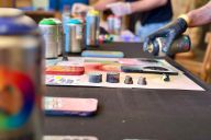 Atelier de personnalisation d’objet MadCityZen : un moment d’expression individuelle et collective. | © MadCityZen